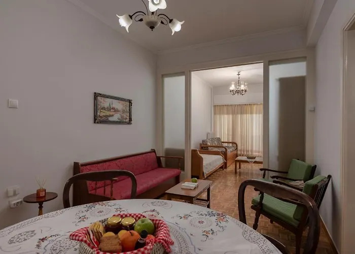 Διπλα Σε Μετρο , Κοντα Στην Ακροπολη