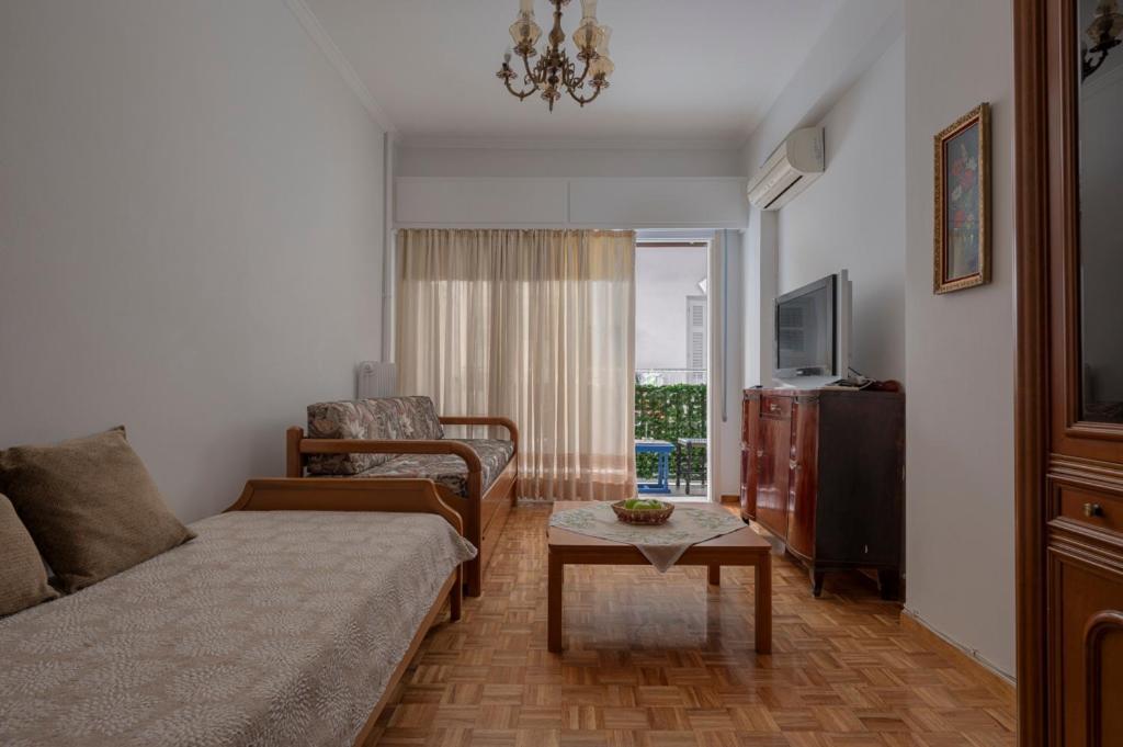 διπλα σε μετρο , κοντα στην ακροπολη * Atena